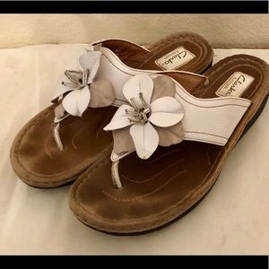Clark’s 2-tone flower sandals